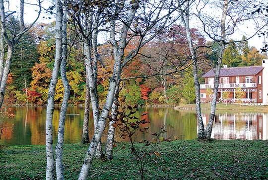 塩沢湖の湖畔